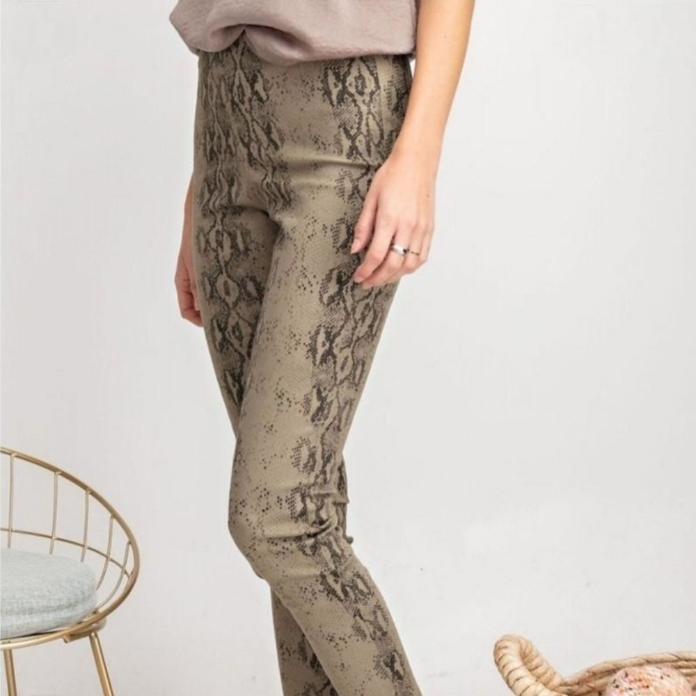 Easel Tan Snake Print Cropped Pull On Pants Size Medium - Picture 5 of 16